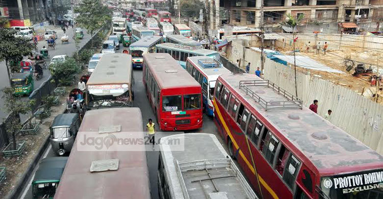 রাস্তায় গাড়ি পার্কিংয়ে বাড়ছে যানজট