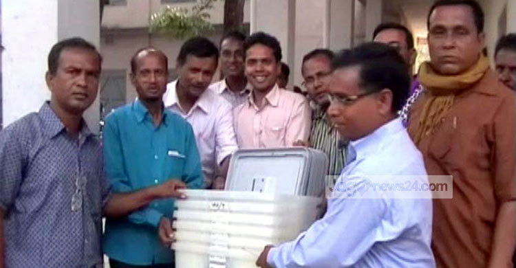 জয়পুরহাটে নির্বাচনী উপকরণ বিতরণ 