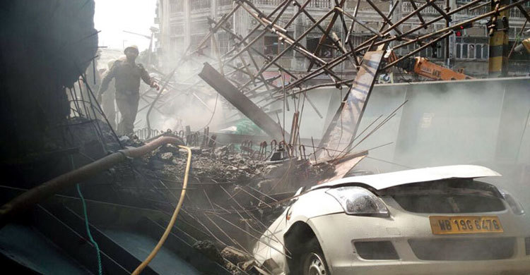 ছবিতে কলকাতায় উড়ালসেতু ধস