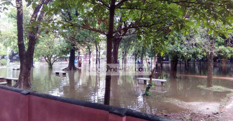 জলাবদ্ধতায় চরম দুর্ভোগে রাবি শিক্ষার্থীরা