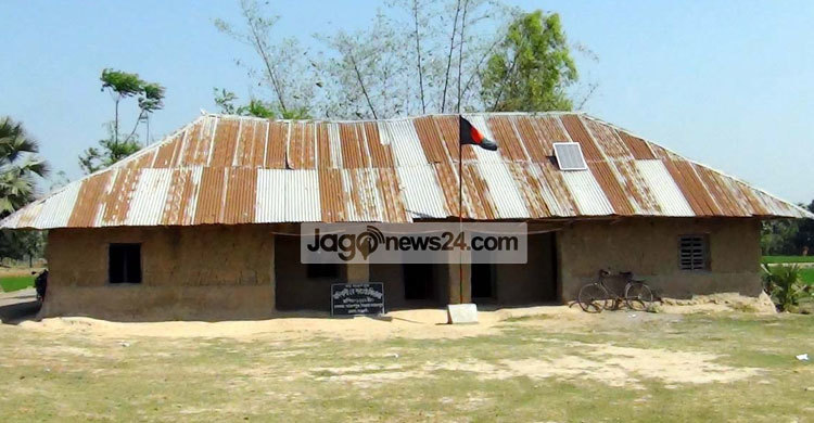 সমস্যায় জর্জরিত নওগাঁর আদিবাসী বিদ্যালয়টি