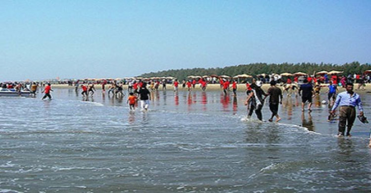 সৈকতে ফুটবল খেলার সময় পর্যটকের মৃত্যু