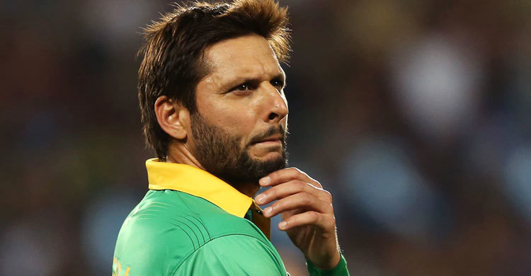 ‘আফ্রিদি অযোগ্য নির্বোধ’ 