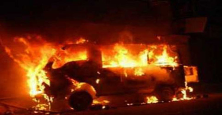 রাজধানীতে মাইক্রোবাসে আগুন