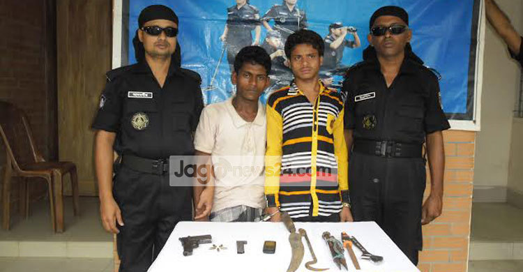 মোহাম্মদপুরে অস্ত্র-গুলিসহ ২ ছিনতাইকারী আটক