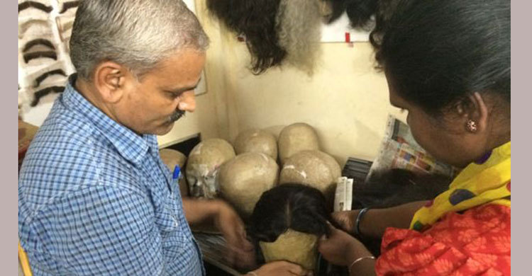 ক্যান্সার রোগীদের মুখে হাসি ফোটাচ্ছে পরচুলা