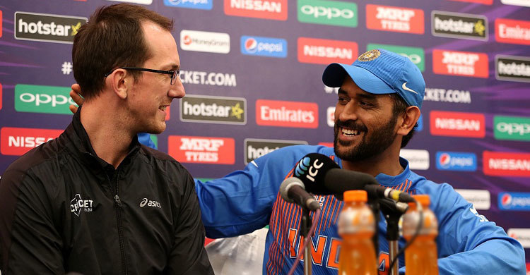 অবসরের প্রশ্নে ধোনির রসিকতা (ভিডিও)