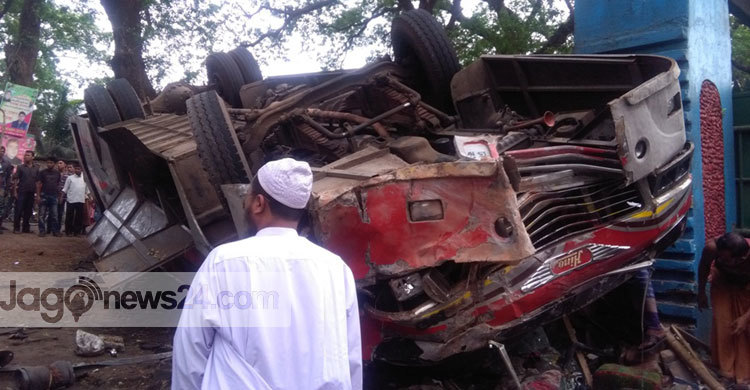 কালীগঞ্জে বাস উল্টে নিহত ২ : আহত ৪০