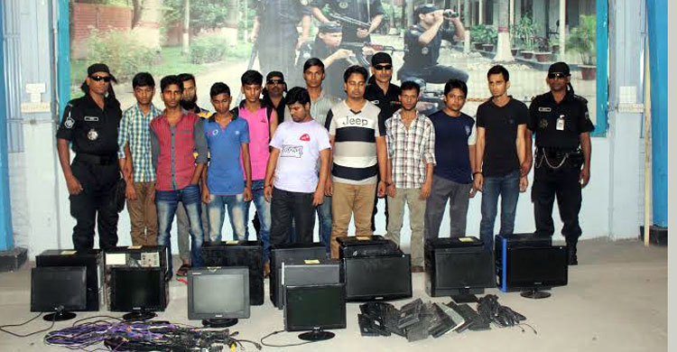 কারওয়ান বাজারে ডিজিটাল পর্নোগ্রাফি : আটক ১১