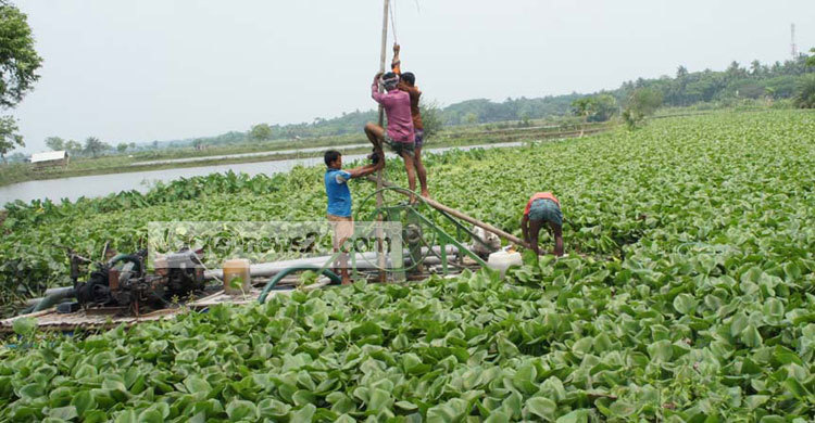 ডুমুরিয়ায় অবৈধভাবে সরকারি খালের বালি উত্তোলন