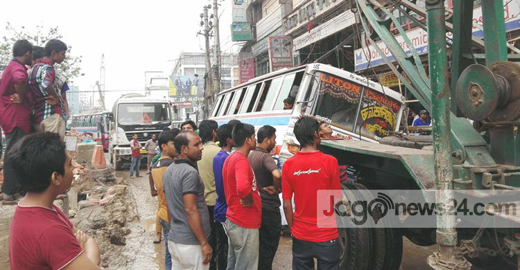 মালিবাগে বাস উল্টে যান চলাচল বন্ধ : তীব্র যানজট