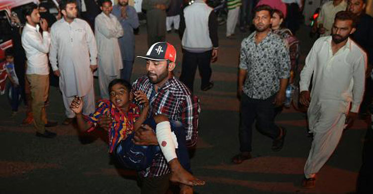 লাহোরে আত্মঘাতী হামলায় নিহতের সংখ্যা বেড়ে ৬৯