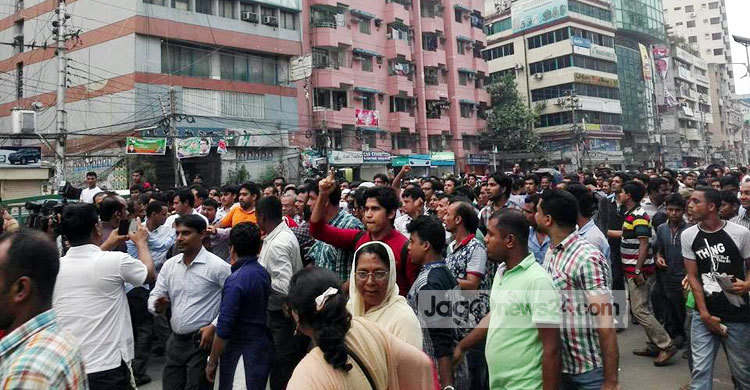 খালেদার বিরুদ্ধে গ্রেফতারি পরোয়ানার প্রতিবাদে নয়াপল্টনে বিক্ষোভ