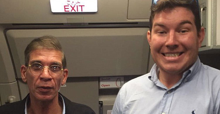 ছিনতাইকারীর সঙ্গে কেন সেলফি তুলেছিলেন বিমানযাত্রী?