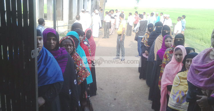 বিচ্ছিন্ন ঘটনায় চলছে দ্বিতীয় ধাপের ভোটগ্রহণ