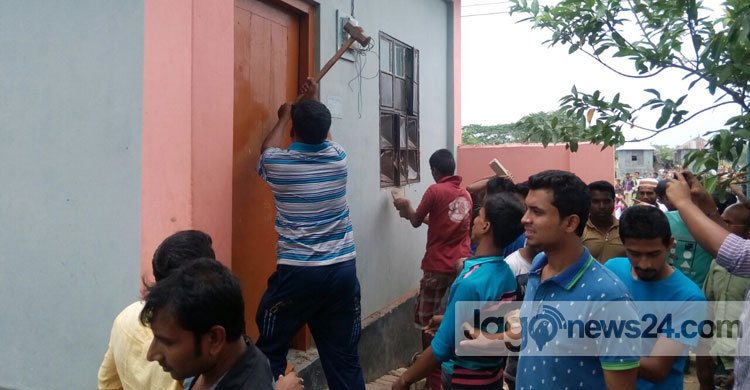 মাদক ব্যবসায়ীর বাড়ি ভেঙে দিল এলাকাবাসী