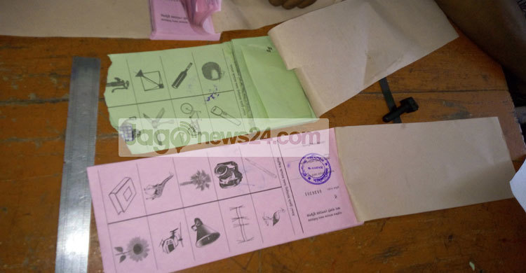 প্রিজাইডিং অফিসারকে অস্ত্রের মুখে জিম্মি করে ব্যালট ছিনতাই