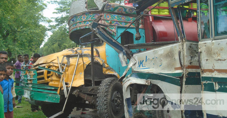 ফকিরহাটে সড়ক দুর্ঘটনায় আহত ২০