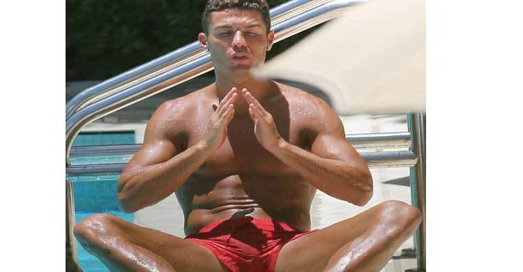 Ronaldo reveals his rippling torso