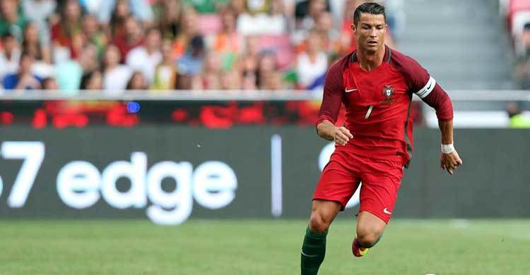 Ronaldo works out at home with his boy