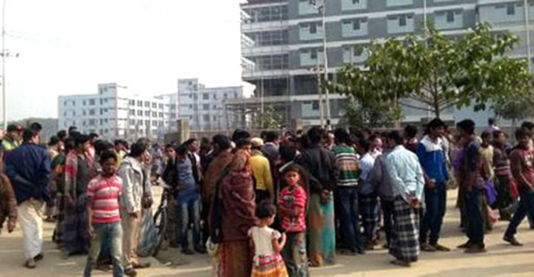 বকেয়া বেতনের দাবিতে কুমিল্লা ইপিজেডে শ্রমিকদের বিক্ষোভ 