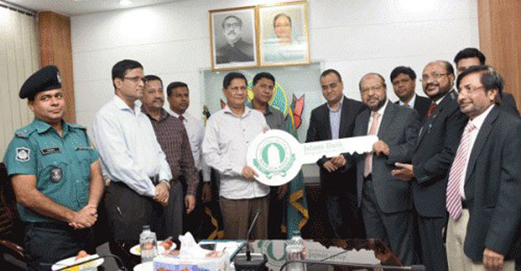 পুলিশকে জিপ উপহার দিলো ইসলামী ব্যাংক