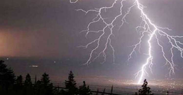 সারাদেশে বজ্রপাতে প্রাণ গেল আরো ১৭ জনের