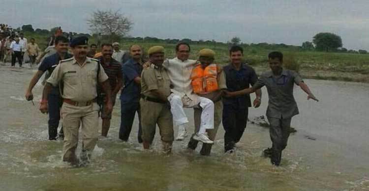 India minister ridiculed for flood photo