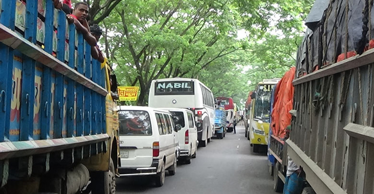 3km long tailback at Paturia ghat