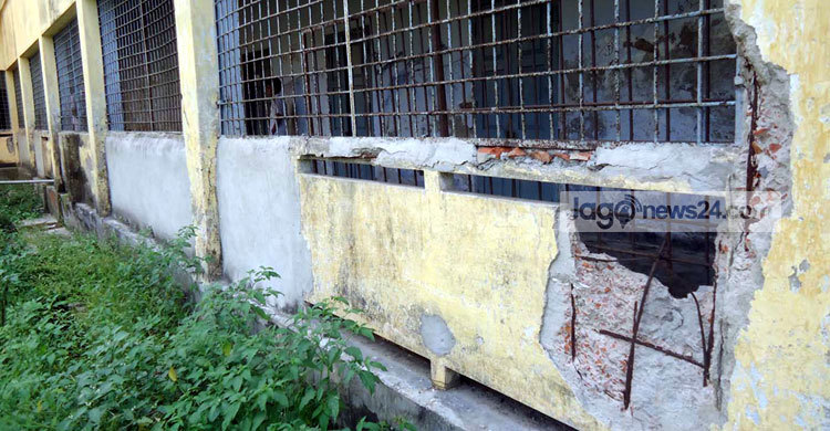 ঝালকাঠির শতবর্ষী স্কুলটির বেহাল দশা