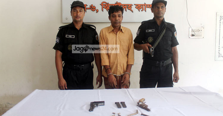 হরিণাকুন্ডে অস্ত্র ও গুলিসহ আটক ১