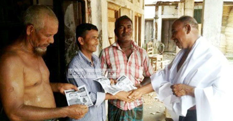 কাফনের কাপড় পড়ে চেয়ারম্যান প্রার্থীর ভোট ভিক্ষা