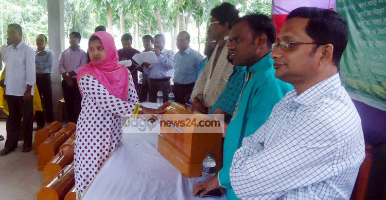 বিলুপ্ত ছিটমহলে সেলাই মেশিন বিতরণ 