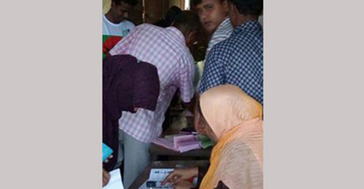 লক্ষ্মীপুরে বিএনপি প্রার্থীর মাইক্রোবাস ছিনতাই