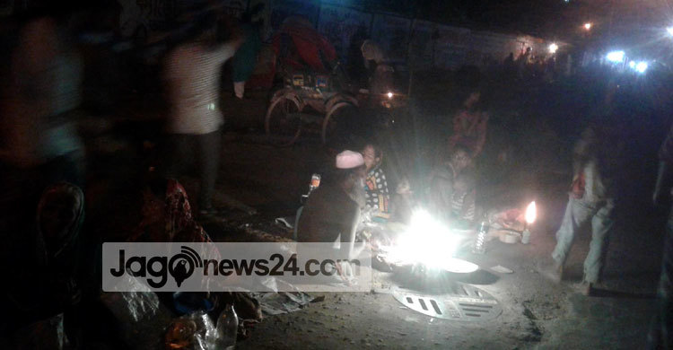 রাজপথে হ্যাজাক লাইট কুপির বাতির ঝলকানি