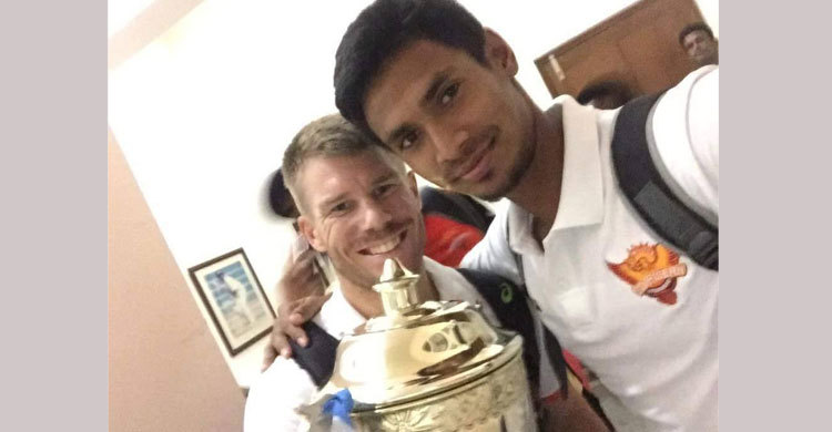 Mustafiz clicks a selfie with IPL trophy