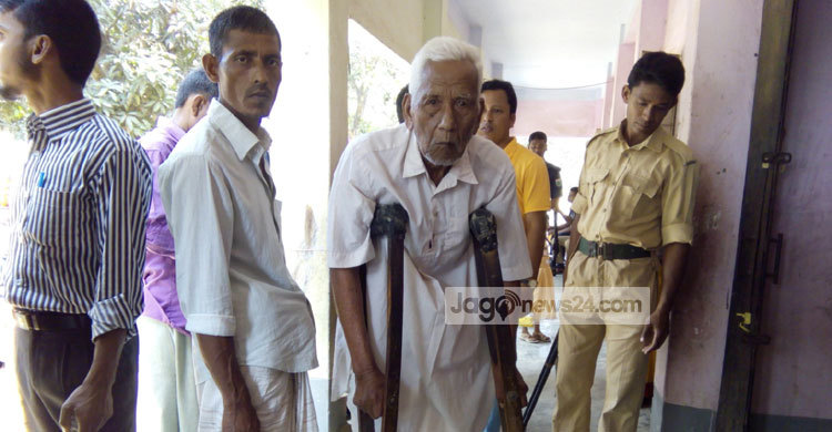 কাঠের ক্রাচে ভর করে ভোট দিলেন ৯৮ বছরের বৃদ্ধ