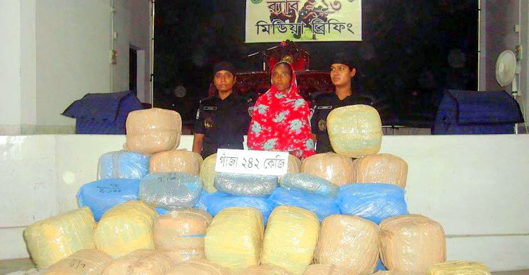 নীলফামারীতে বিপুল পরিমাণ গাঁজাসহ নারী আটক