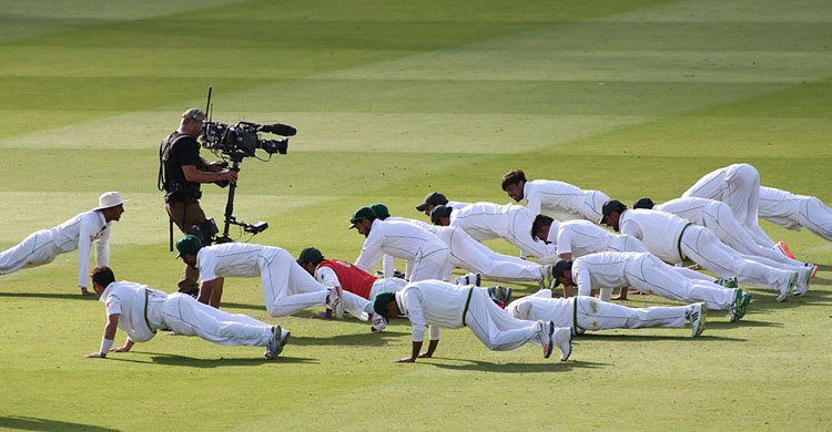 Pakistan celebrate Test win with press-ups