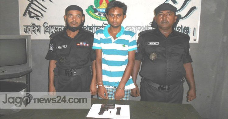 Youth held with arms in Munshiganj 