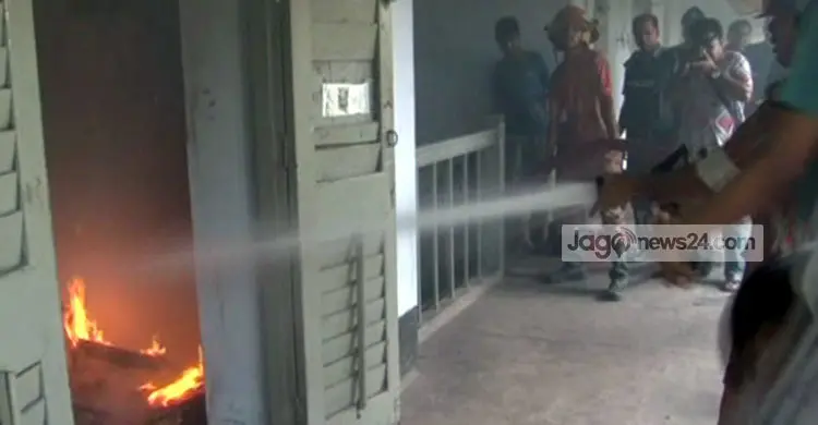 রাজশাহী কলেজ হোস্টেলে অগ্নিসংযোগ
