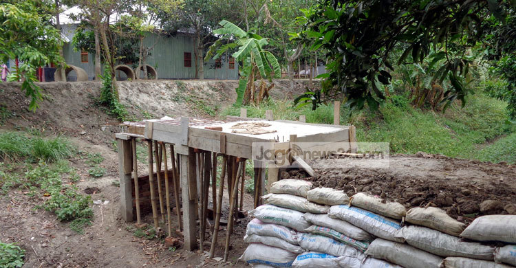 নিজ শ্রম ও অর্থে ব্রিজ নির্মাণ করছেন কৃষক