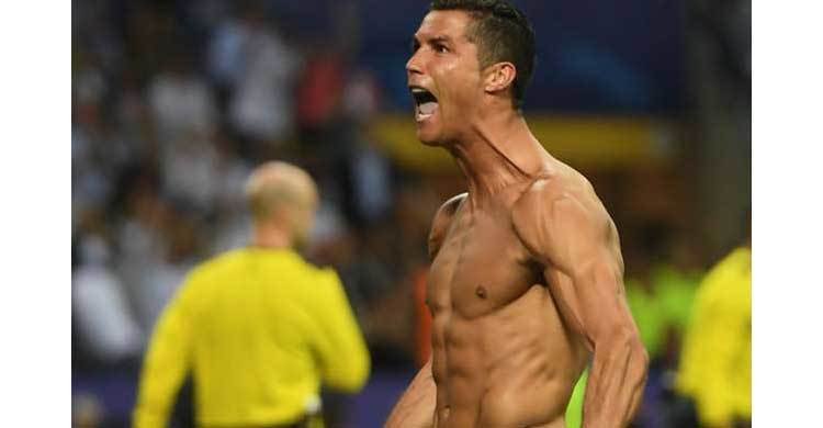 Ronaldo goes toe-to-toe with UFC champion McGregor