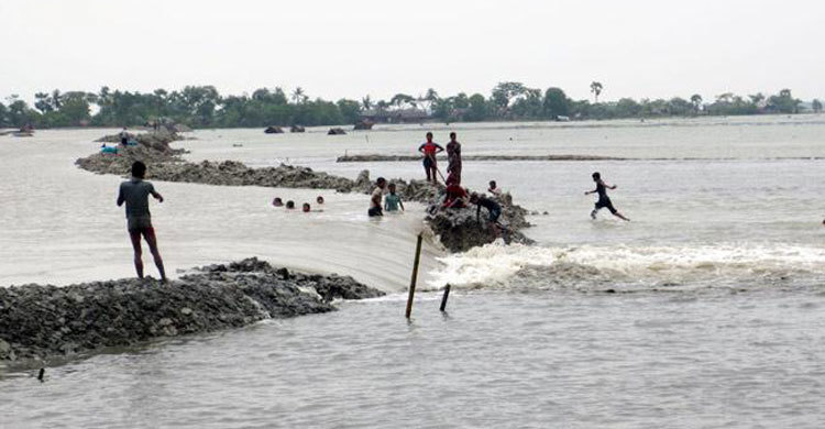 সাতক্ষীরায় বেড়িবাঁধ ভেঙে গ্রাম প্লাবিত