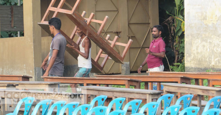 স্কুলের চেয়ার-বেঞ্চ ব্যবহার করে আ.লীগের জনসভা