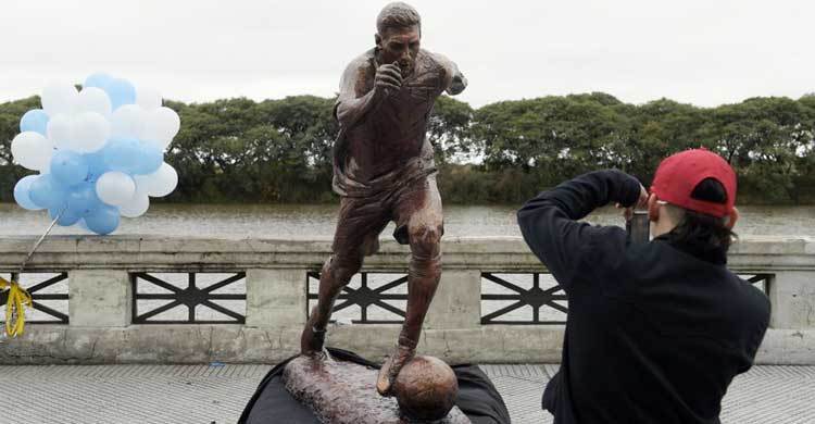 Messi statue unveiled in Buenos Aires