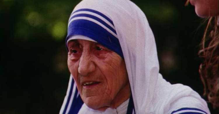 Teresa declared a saint before huge crowds in the Vatican