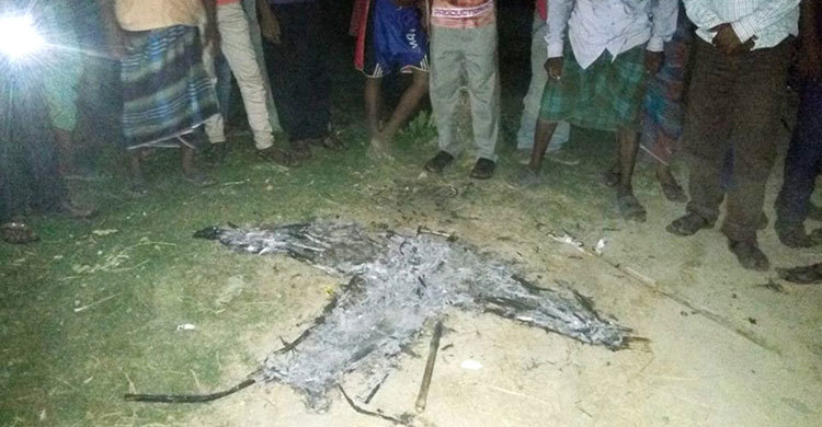 ঠাকুরগাঁওয়ে নৌকা প্রতীক পুড়িয়েছে দুর্বৃত্তরা