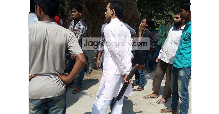 ঠাকুরগাঁওয়ে অস্ত্র নিয়ে ভোট চাচ্ছেন আ.লীগ প্রার্থীর লোকজন