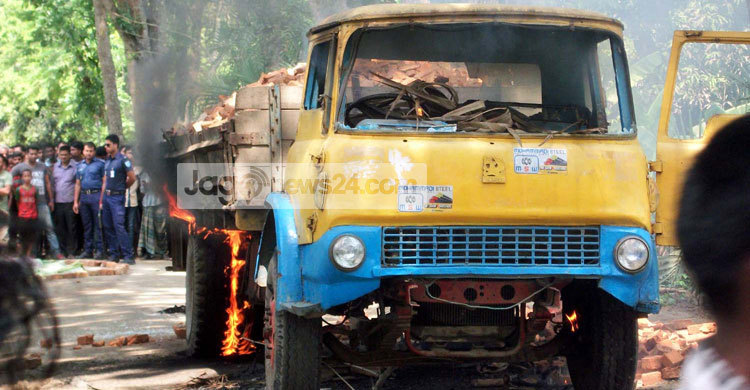 সড়ক দুর্ঘটনায় গৃহবধূর মৃত্যু : ট্রাকে আগুন